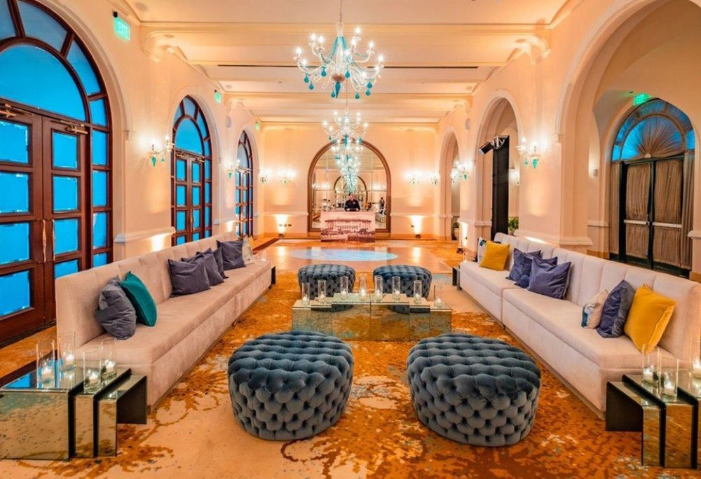 Condado Vanderbilt Hotel 大堂，拱形窗与水晶吊灯